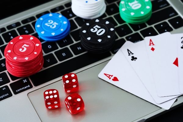 Pengguna mobile membaca deposit pulsa Indonesia